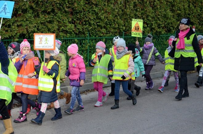 Uczniowie i przedszkolaki z Kadzidła w profilaktycznej akcji ulicznej [07.11.2016] - zdjęcie #51 - eOstroleka.pl