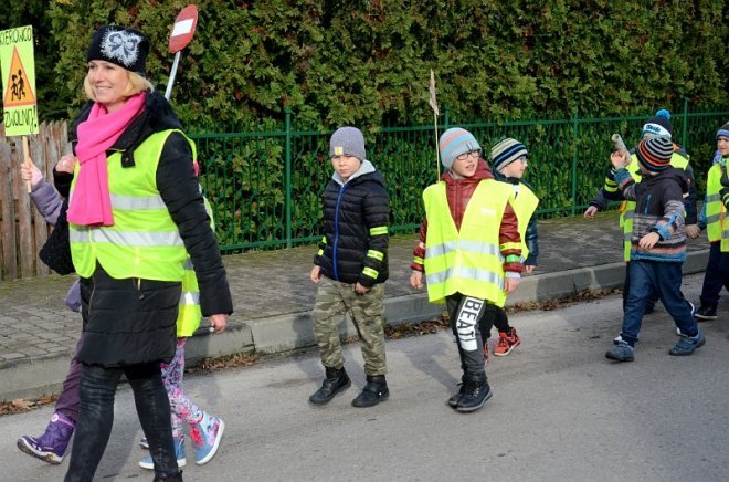 Uczniowie i przedszkolaki z Kadzidła w profilaktycznej akcji ulicznej [07.11.2016] - zdjęcie #50 - eOstroleka.pl