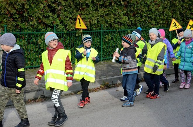 Uczniowie i przedszkolaki z Kadzidła w profilaktycznej akcji ulicznej [07.11.2016] - zdjęcie #49 - eOstroleka.pl