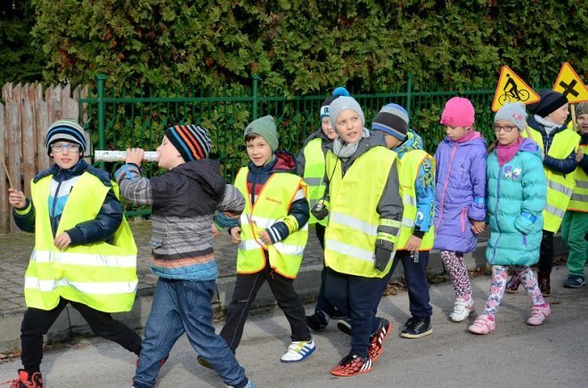 Uczniowie i przedszkolaki z Kadzidła w profilaktycznej akcji ulicznej [07.11.2016] - zdjęcie #48 - eOstroleka.pl
