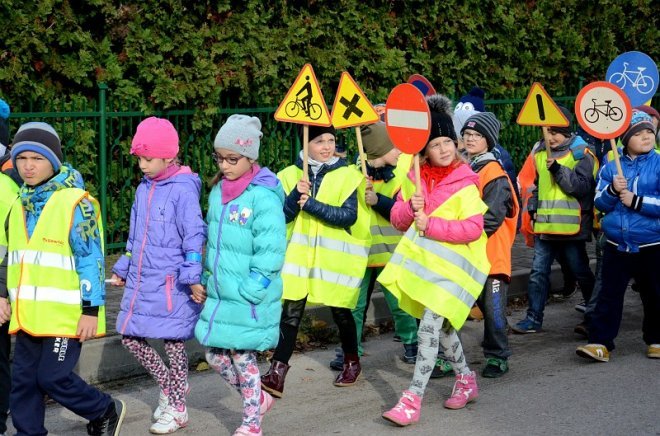 Uczniowie i przedszkolaki z Kadzidła w profilaktycznej akcji ulicznej [07.11.2016] - zdjęcie #47 - eOstroleka.pl