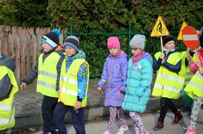 Uczniowie i przedszkolaki z Kadzidła w profilaktycznej akcji ulicznej [07.11.2016] - zdjęcie #46 - eOstroleka.pl
