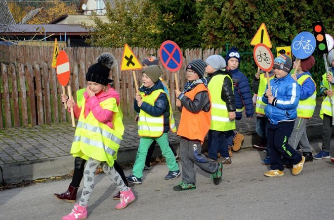 Uczniowie i przedszkolaki z Kadzidła w profilaktycznej akcji ulicznej [07.11.2016] - zdjęcie #45 - eOstroleka.pl