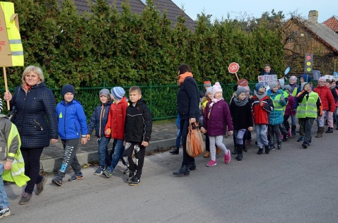 Uczniowie i przedszkolaki z Kadzidła w profilaktycznej akcji ulicznej [07.11.2016] - zdjęcie #43 - eOstroleka.pl
