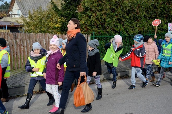 Uczniowie i przedszkolaki z Kadzidła w profilaktycznej akcji ulicznej [07.11.2016] - zdjęcie #42 - eOstroleka.pl