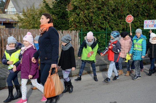 Uczniowie i przedszkolaki z Kadzidła w profilaktycznej akcji ulicznej [07.11.2016] - zdjęcie #41 - eOstroleka.pl