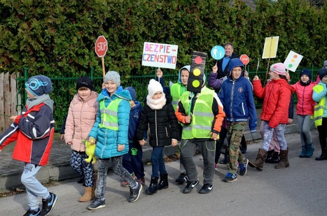 Uczniowie i przedszkolaki z Kadzidła w profilaktycznej akcji ulicznej [07.11.2016] - zdjęcie #40 - eOstroleka.pl