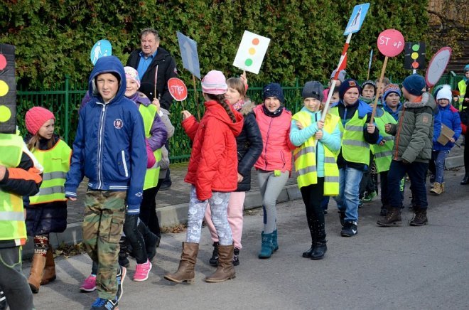 Uczniowie i przedszkolaki z Kadzidła w profilaktycznej akcji ulicznej [07.11.2016] - zdjęcie #39 - eOstroleka.pl