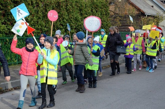 Uczniowie i przedszkolaki z Kadzidła w profilaktycznej akcji ulicznej [07.11.2016] - zdjęcie #38 - eOstroleka.pl