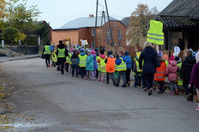 Uczniowie i przedszkolaki z Kadzidła w profilaktycznej akcji ulicznej [07.11.2016] - zdjęcie #36 - eOstroleka.pl