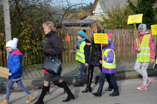 Uczniowie i przedszkolaki z Kadzidła w profilaktycznej akcji ulicznej [07.11.2016] - zdjęcie #35 - eOstroleka.pl