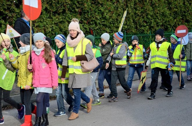 Uczniowie i przedszkolaki z Kadzidła w profilaktycznej akcji ulicznej [07.11.2016] - zdjęcie #32 - eOstroleka.pl