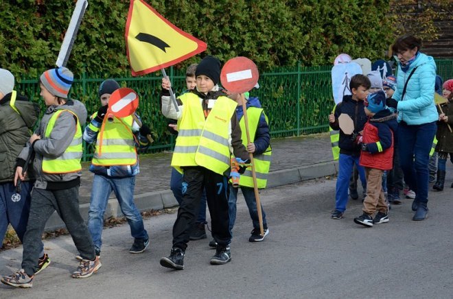 Uczniowie i przedszkolaki z Kadzidła w profilaktycznej akcji ulicznej [07.11.2016] - zdjęcie #31 - eOstroleka.pl