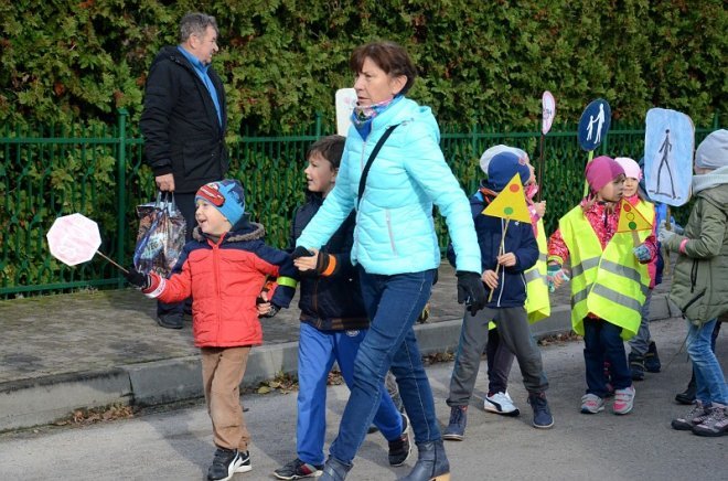 Uczniowie i przedszkolaki z Kadzidła w profilaktycznej akcji ulicznej [07.11.2016] - zdjęcie #30 - eOstroleka.pl