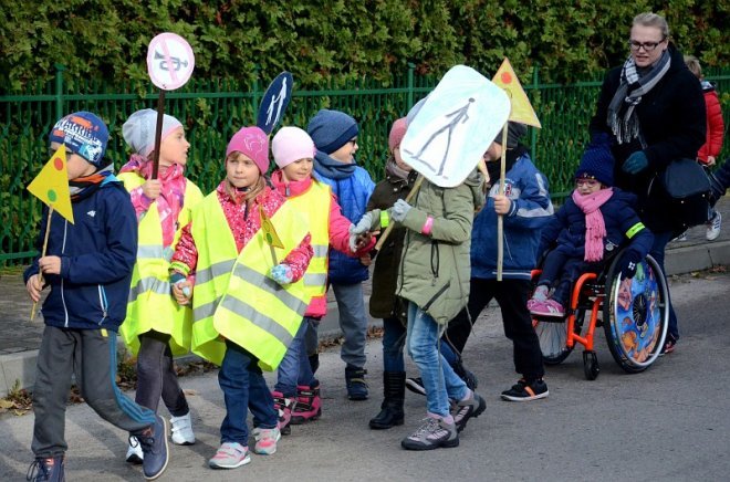 Uczniowie i przedszkolaki z Kadzidła w profilaktycznej akcji ulicznej [07.11.2016] - zdjęcie #29 - eOstroleka.pl