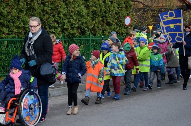 Uczniowie i przedszkolaki z Kadzidła w profilaktycznej akcji ulicznej [07.11.2016] - zdjęcie #28 - eOstroleka.pl