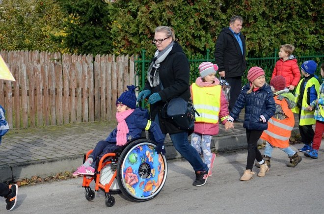 Uczniowie i przedszkolaki z Kadzidła w profilaktycznej akcji ulicznej [07.11.2016] - zdjęcie #27 - eOstroleka.pl
