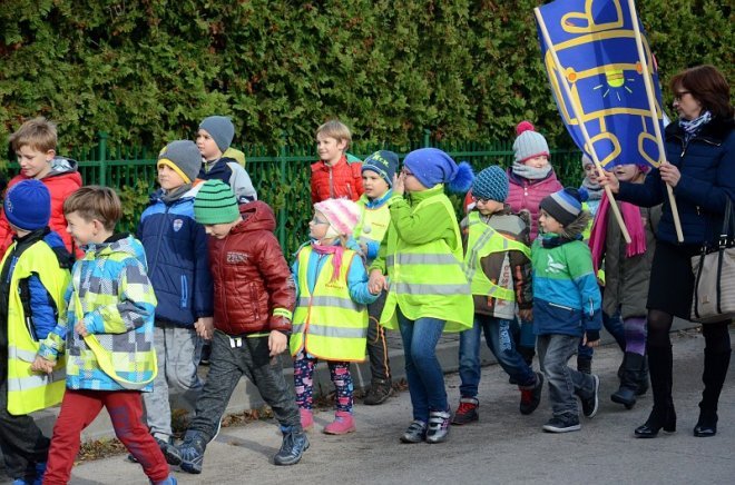 Uczniowie i przedszkolaki z Kadzidła w profilaktycznej akcji ulicznej [07.11.2016] - zdjęcie #26 - eOstroleka.pl