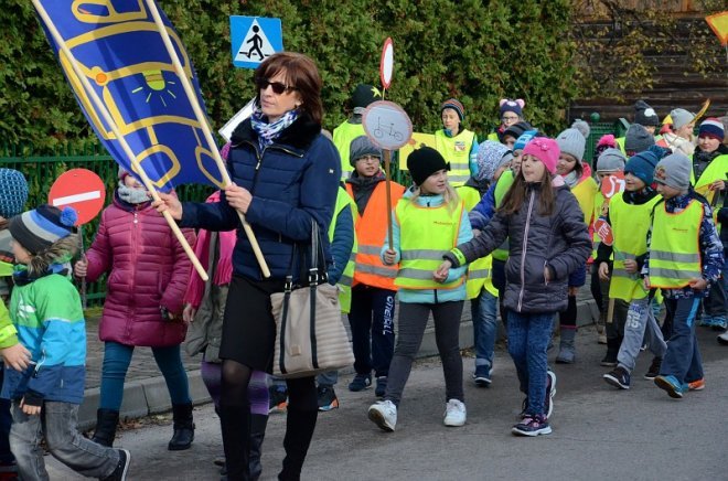 Uczniowie i przedszkolaki z Kadzidła w profilaktycznej akcji ulicznej [07.11.2016] - zdjęcie #25 - eOstroleka.pl