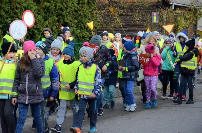 Uczniowie i przedszkolaki z Kadzidła w profilaktycznej akcji ulicznej [07.11.2016] - zdjęcie #24 - eOstroleka.pl