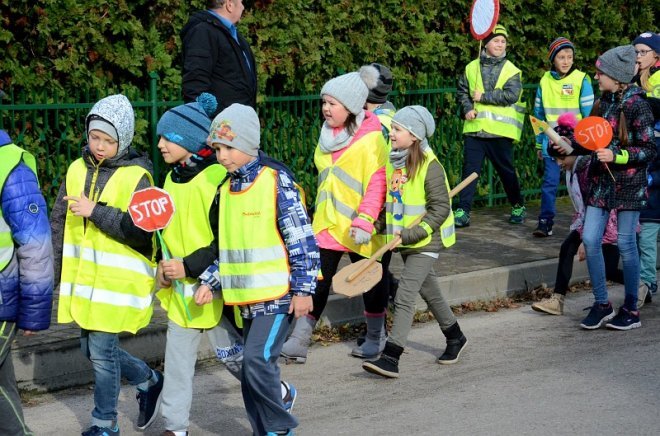 Uczniowie i przedszkolaki z Kadzidła w profilaktycznej akcji ulicznej [07.11.2016] - zdjęcie #22 - eOstroleka.pl