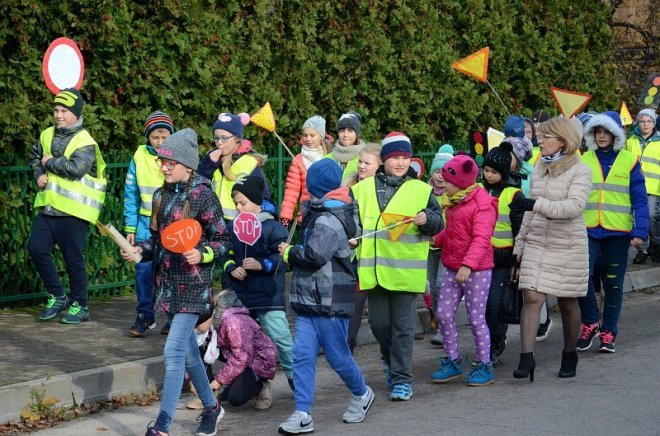 Uczniowie i przedszkolaki z Kadzidła w profilaktycznej akcji ulicznej [07.11.2016] - zdjęcie #21 - eOstroleka.pl