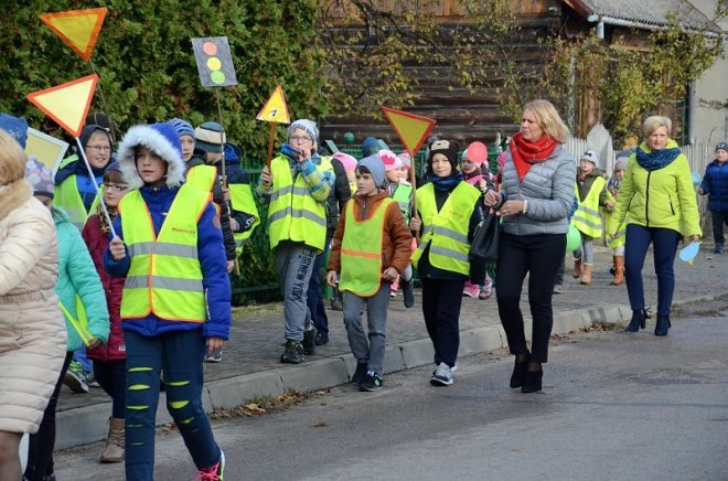 Uczniowie i przedszkolaki z Kadzidła w profilaktycznej akcji ulicznej [07.11.2016] - zdjęcie #20 - eOstroleka.pl