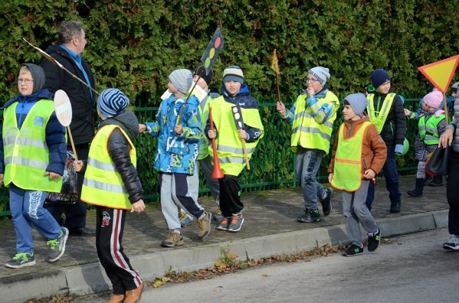 Uczniowie i przedszkolaki z Kadzidła w profilaktycznej akcji ulicznej [07.11.2016] - zdjęcie #19 - eOstroleka.pl