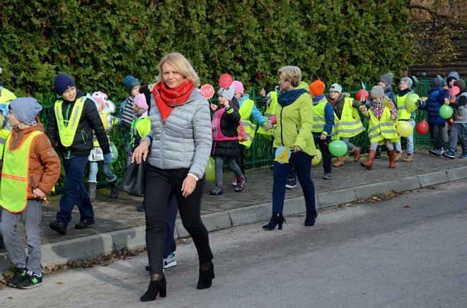 Uczniowie i przedszkolaki z Kadzidła w profilaktycznej akcji ulicznej [07.11.2016] - zdjęcie #18 - eOstroleka.pl