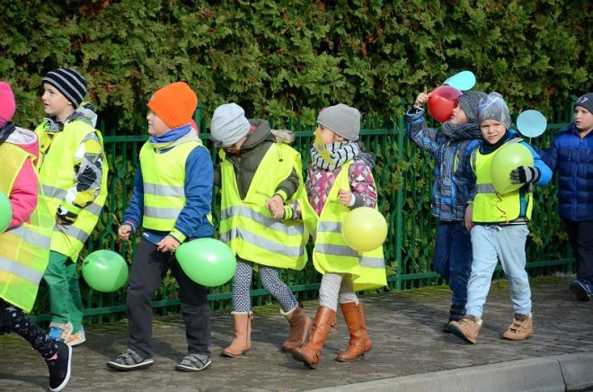 Uczniowie i przedszkolaki z Kadzidła w profilaktycznej akcji ulicznej [07.11.2016] - zdjęcie #17 - eOstroleka.pl