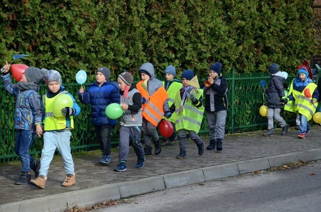 Uczniowie i przedszkolaki z Kadzidła w profilaktycznej akcji ulicznej [07.11.2016] - zdjęcie #16 - eOstroleka.pl