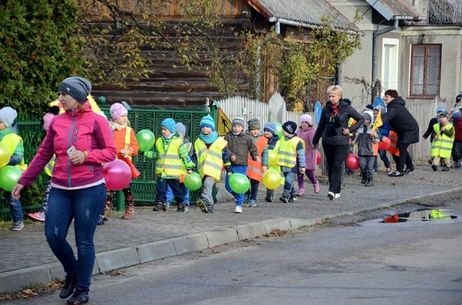 Uczniowie i przedszkolaki z Kadzidła w profilaktycznej akcji ulicznej [07.11.2016] - zdjęcie #14 - eOstroleka.pl
