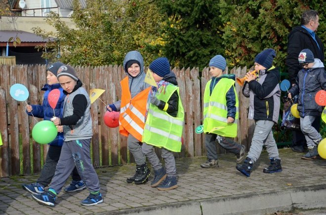 Uczniowie i przedszkolaki z Kadzidła w profilaktycznej akcji ulicznej [07.11.2016] - zdjęcie #13 - eOstroleka.pl
