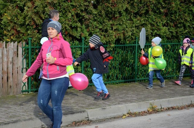 Uczniowie i przedszkolaki z Kadzidła w profilaktycznej akcji ulicznej [07.11.2016] - zdjęcie #11 - eOstroleka.pl