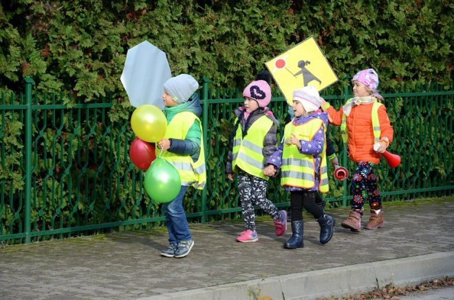 Uczniowie i przedszkolaki z Kadzidła w profilaktycznej akcji ulicznej [07.11.2016] - zdjęcie #10 - eOstroleka.pl
