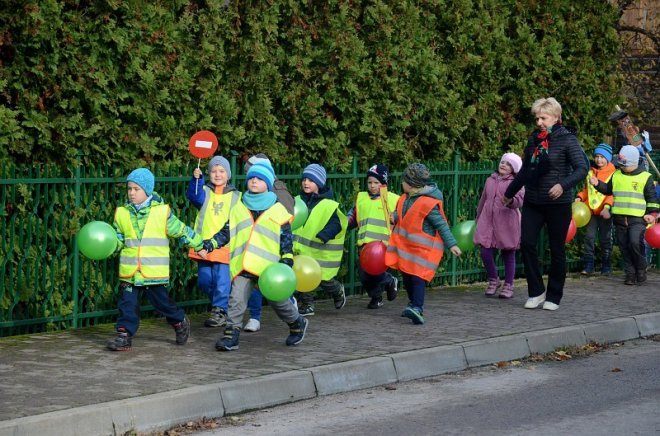 Uczniowie i przedszkolaki z Kadzidła w profilaktycznej akcji ulicznej [07.11.2016] - zdjęcie #9 - eOstroleka.pl