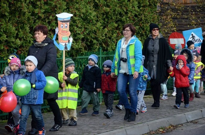 Uczniowie i przedszkolaki z Kadzidła w profilaktycznej akcji ulicznej [07.11.2016] - zdjęcie #7 - eOstroleka.pl