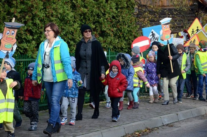 Uczniowie i przedszkolaki z Kadzidła w profilaktycznej akcji ulicznej [07.11.2016] - zdjęcie #6 - eOstroleka.pl