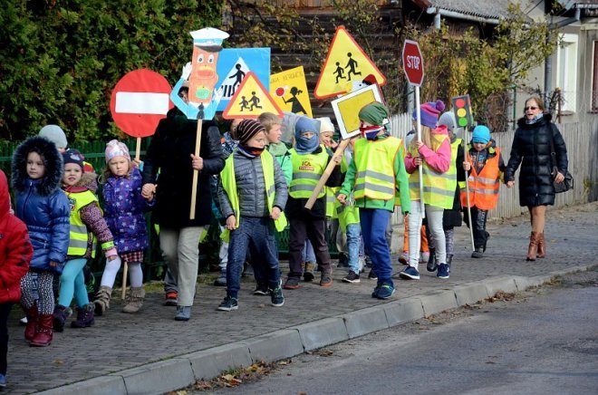 Uczniowie i przedszkolaki z Kadzidła w profilaktycznej akcji ulicznej [07.11.2016] - zdjęcie #5 - eOstroleka.pl