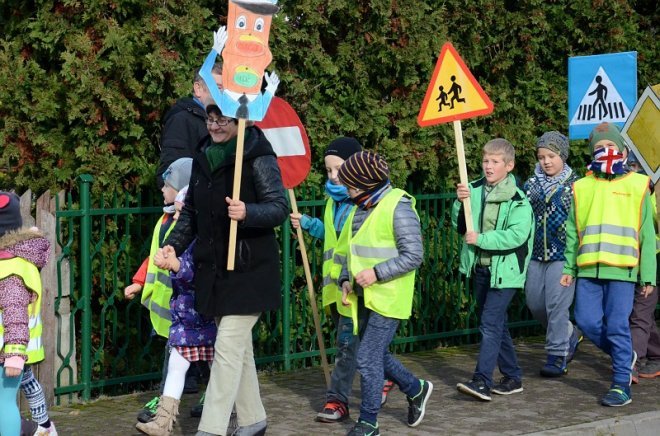 Uczniowie i przedszkolaki z Kadzidła w profilaktycznej akcji ulicznej [07.11.2016] - zdjęcie #4 - eOstroleka.pl