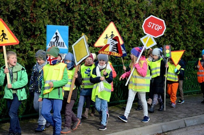 Uczniowie i przedszkolaki z Kadzidła w profilaktycznej akcji ulicznej [07.11.2016] - zdjęcie #3 - eOstroleka.pl