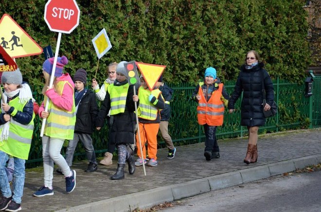 Uczniowie i przedszkolaki z Kadzidła w profilaktycznej akcji ulicznej [07.11.2016] - zdjęcie #2 - eOstroleka.pl