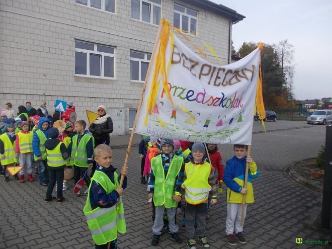 Uczniowie i przedszkolaki z Kadzidła w profilaktycznej akcji ulicznej [07.11.2016] - zdjęcie #106 - eOstroleka.pl