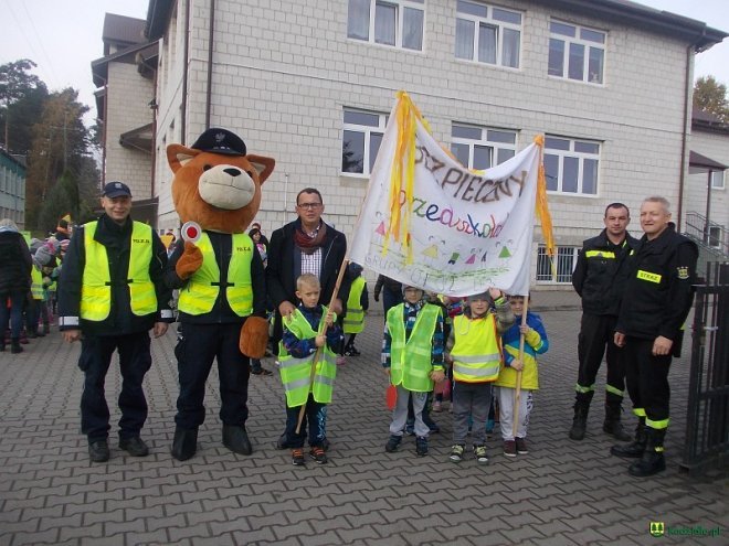 Uczniowie i przedszkolaki z Kadzidła w profilaktycznej akcji ulicznej [07.11.2016] - zdjęcie #108 - eOstroleka.pl