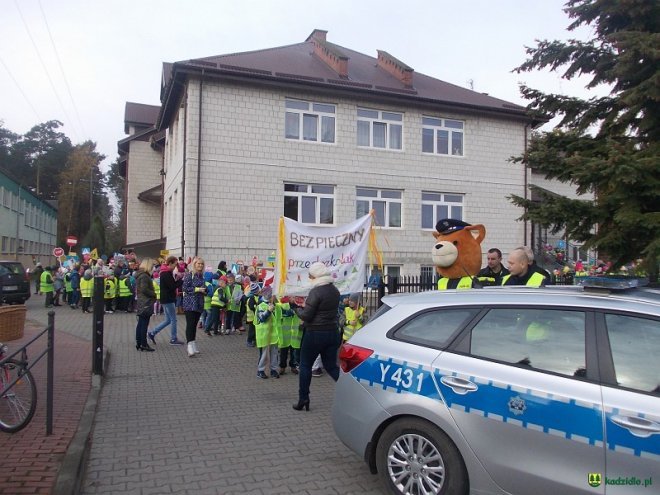 Uczniowie i przedszkolaki z Kadzidła w profilaktycznej akcji ulicznej [07.11.2016] - zdjęcie #112 - eOstroleka.pl