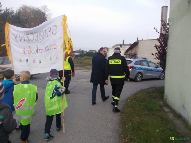Uczniowie i przedszkolaki z Kadzidła w profilaktycznej akcji ulicznej [07.11.2016] - zdjęcie #116 - eOstroleka.pl