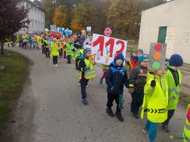 Uczniowie i przedszkolaki z Kadzidła w profilaktycznej akcji ulicznej [07.11.2016] - zdjęcie #118 - eOstroleka.pl