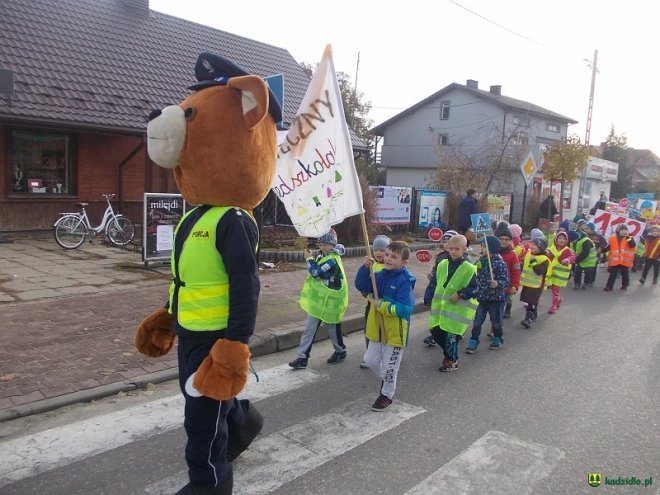 Uczniowie i przedszkolaki z Kadzidła w profilaktycznej akcji ulicznej [07.11.2016] - zdjęcie #96 - eOstroleka.pl