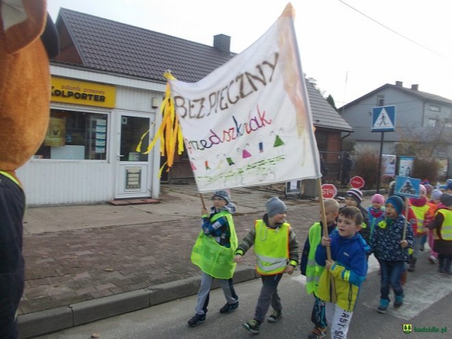 Uczniowie i przedszkolaki z Kadzidła w profilaktycznej akcji ulicznej [07.11.2016] - zdjęcie #94 - eOstroleka.pl