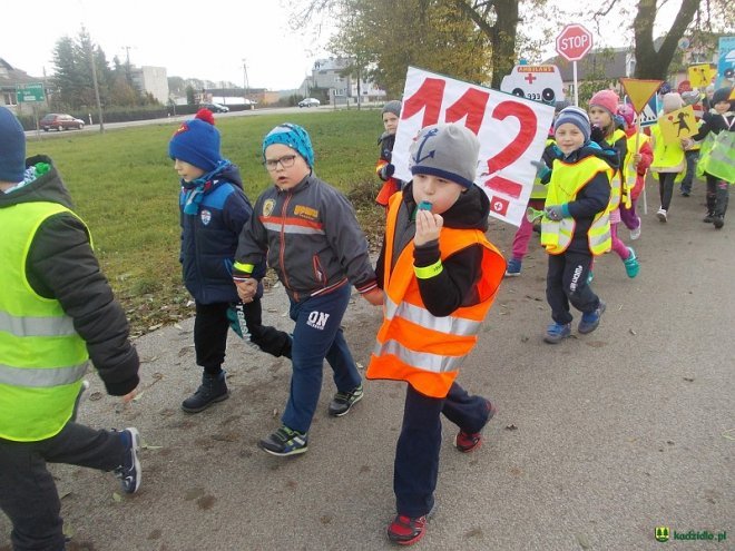 Uczniowie i przedszkolaki z Kadzidła w profilaktycznej akcji ulicznej [07.11.2016] - zdjęcie #86 - eOstroleka.pl